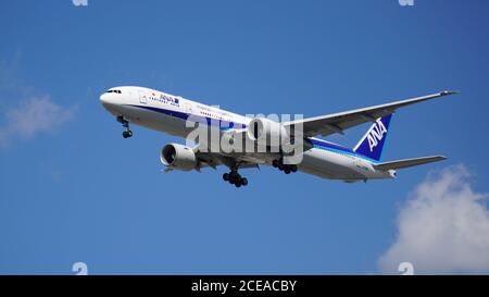 ANA Boeing 777-381 se prépare à l'atterrissage à l'aéroport international O'Hare de Chicago. L'enregistrement du plan est JA735A. Banque D'Images