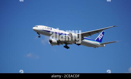 ANA Boeing 777-381 se prépare à l'atterrissage à l'aéroport international O'Hare de Chicago. L'enregistrement du plan est JA735A. Banque D'Images