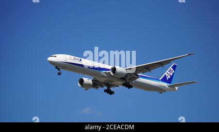 ANA Boeing 777-381 se prépare à l'atterrissage à l'aéroport international O'Hare de Chicago. L'enregistrement du plan est JA735A. Banque D'Images