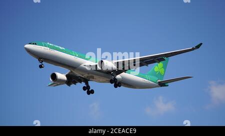 L'Airbus A330-302 AER Lingus se prépare à atterrir à l'aéroport international O'Hare de Chicago. L'immatriculation de l'avion est EI-FNH et a une décoration rétro. Banque D'Images