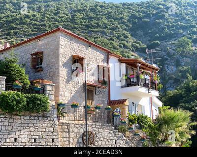 Vue sur le village de Vuno en Albanie. Vacances d'été Banque D'Images