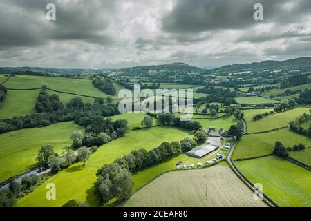 Vue aérienne sur les terres agricoles vallonnées et vertes du centre du pays de Galles, au Royaume-Uni Banque D'Images