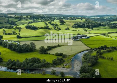 Vue aérienne sur les terres agricoles vallonnées et vertes du centre du pays de Galles, au Royaume-Uni Banque D'Images