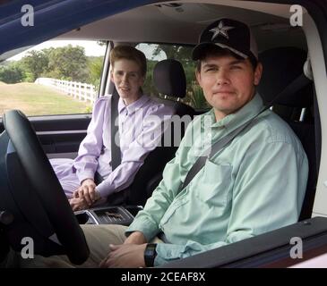 Luling, TX 3 juin 2008 : une famille de sectes FLDS qui a demandé à ne pas être identifiée quitte un établissement pour enfants baptistes dans le comté rural de Gonzales avec leurs enfants après qu'ils ont été libérés de la garde d'État par ordonnance du tribunal. ©Bob Daemmrich Banque D'Images