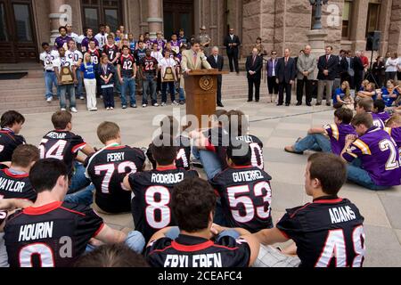 Austin, TX 7 mai 2008 : Journée des champions de l'école secondaire du Texas au Texas Capitol avec le gouverneur Rick Perry saluant et posant pour des photos avec des équipes de championnat. ©Bob Daemmrich/ Banque D'Images