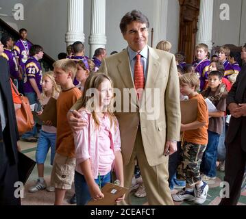 Austin, Texas: 7 mai 2008: Le gouverneur du Texas Rick Perry (r) avec un invité à la High School Champions Day au Texas Capitol. Le gouverneur a accueilli et posé pour des photos avec des membres de diverses équipes de championnat d'école de tout l'État. ©Bob Daemmrich Banque D'Images