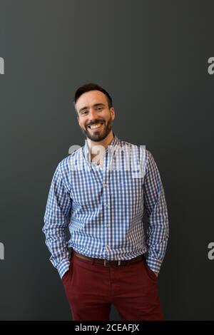 Homme élégant dans un portrait de bureau Banque D'Images