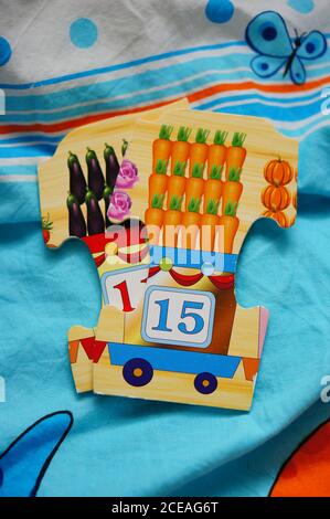 POZNAN, POLOGNE - 26 juillet 2017 : partie d'un puzzle en bois pour les enfants sur une feuille souple Banque D'Images