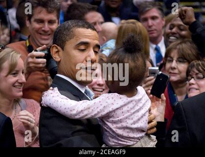 Austin, TX 28 février 2008: Le candidat démocrate à la présidence Barack Obama tient une petite fille après avoir pris la parole lors d'un événement de style "mairie" d'Austin sur ses propositions économiques au Centre de congrès d'Austin. Les candidats à la présidence descendent au Texas avant la primaire de l'État mardi prochain. ©Bob Daemmrich Banque D'Images