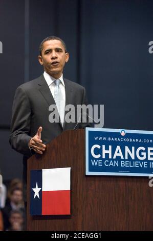 Austin, TX 28 février 2008: Le candidat démocrate à la présidence Barack Obama s'exprime lors d'un événement de style "mairie" d'Austin sur ses propositions économiques au Centre de congrès d'Austin. Les candidats à la présidence descendent au Texas avant la primaire de l'État mardi prochain. ©Bob Daemmrich Banque D'Images