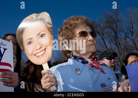 Austin, TX 27 février 2008 : une femme présente dans le public un masque Hillary tandis que l'ancien président Bill Clinton s'adresse aux étudiants et aux professeurs du Austin Community College, alors qu'il a fait campagne pour son épouse, la candidate démocrate à la présidence Hillary Clinton, avant les élections primaires au Texas. ©Bob Daemmrich Banque D'Images