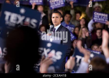 Austin, Texas le 22 février 2008 : Barack Obama, un espoir présidentiel démocratique, s'adresse à une foule d'environ 15,000 personnes lors d'un rassemblement nocturne devant le Capitole du Texas. ©Bob Daemmrich Banque D'Images