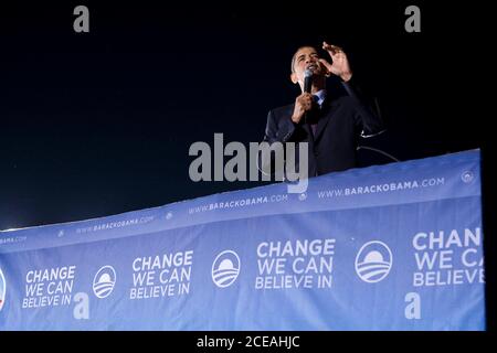 Austin, Texas le 22 février 2008 : Barack Obama, un espoir présidentiel démocratique, s'adresse à une foule d'environ 15,000 personnes lors d'un rassemblement nocturne devant le Capitole du Texas. ©Bob Daemmrich Banque D'Images