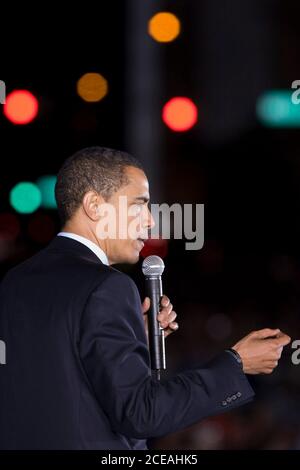 Austin, Texas le 22 février 2008 : Barack Obama, un espoir présidentiel démocratique, s'adresse à une foule d'environ 15,000 personnes lors d'un rassemblement nocturne devant le Capitole du Texas. ©Bob Daemmrich Banque D'Images