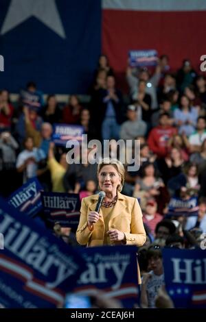 San Antonio, Texas, le 13 février 2008 : la sénatrice Hillary Clinton fait campagne pour être la candidate démocrate à la présidence devant une foule enthousiaste de 5,000 partisans à l'Université St. Mary's. ©Bob Daemmrich Banque D'Images