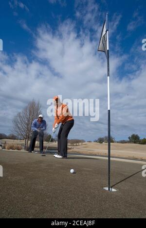 Dallas, TX 31 janvier 2008 : couple entrepreneurial afro-américain réussi au début des années 40, jouez au golf sur un terrain de banlieue de Dallas en hiver. ©Bob Daemmrich Banque D'Images