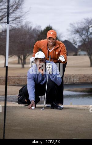 Dallas, TX 31 janvier 2008 : couple entrepreneurial afro-américain réussi au début des années 40, jouez au golf sur un terrain de banlieue de Dallas en hiver. ©Bob Daemmrich Banque D'Images