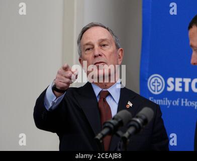 Austin, Texas: Le 18 janvier 2008: Le maire de la ville de New York, Michael Bloomberg, fait part d'une question à un intervenant lors d'une conférence de presse de l'hôpital à Austin. ©Bob Daemmrich / Banque D'Images