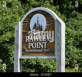 Panneau rustique le long de la piste de Rawley point, un sentier populaire de vélo, de patinage et de randonnée près de la rive du lac Michigan à Manitowoc et Two Rivers, Wisconsin. Banque D'Images