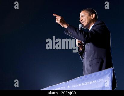 Austin, Texas le 22 février 2008 : Barack Obama, un espoir présidentiel démocratique, s'adresse à une foule d'environ 15,000 personnes lors d'un rassemblement nocturne devant le Capitole du Texas. ©Bob Daemmrich Banque D'Images