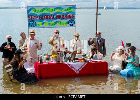 Extinction rébellion mise sur un spectacle intitulé thé dans la mer, pour illustrer la montée du niveau de la mer due au changement climatique et référence au naufrage du Titanic Banque D'Images