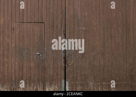 Vieille porte en bois marron avec la construction dans un village rural dans les Pyrénées Banque D'Images