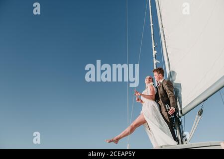 couple de mariage s'amuser dans un yacht Banque D'Images