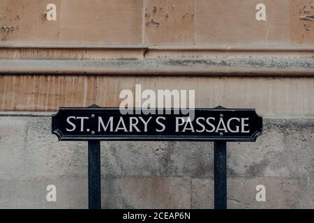 Panneau de nom de rue en métal sur le passage St. Marys à Oxford, au Royaume-Uni, contre le bâtiment. Banque D'Images