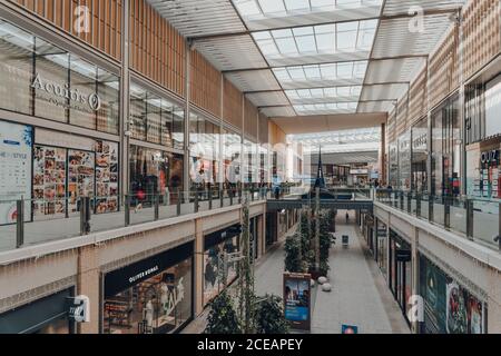Oxford, Royaume-Uni - 04 août 2020 : peu de personnes marchent à l'intérieur du Westgate Center, un centre commercial important et généralement animé dans le centre-ville d'Oxford, en Angleterre Banque D'Images