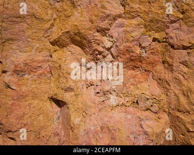 Un rocher doré avec de petites fissures et une légère décoloration Banque D'Images