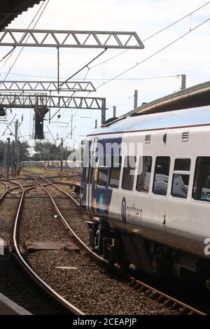 Northern trains classe 158 express sprinter dmu avec un train fantôme ou parlementaire quittant la gare de Carnforth le 31 août 2020. Banque D'Images