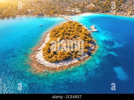 Vue aérienne de la petite île dans la baie de mer au coucher du soleil en automne Banque D'Images