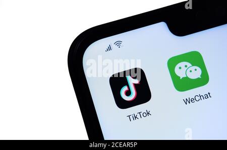 Stone / UK - août 31 2020: TikTok, WeChat applications vues sur l'écran mobile. Mise au point sélective. Concept pour les applications chinoises interdit aux États-Unis par Banque D'Images