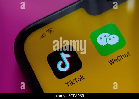 Stone / UK - août 31 2020: TikTok, WeChat applications vues sur l'écran mobile. Mise au point sélective. Concept pour les applications chinoises interdit aux États-Unis par Banque D'Images