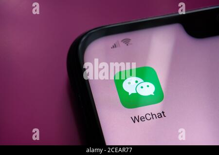 Stone / UK - août 31 2020: TikTok, WeChat applications vues sur l'écran mobile. Mise au point sélective. Concept pour les applications chinoises interdit aux États-Unis par Banque D'Images