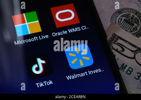 Stone / Royaume-Uni - août 31 2020 : TikTok, Microsoft, Walmart, applications Oracle vues sur l'écran mobile. Mise au point sélective. Concept de rachat et de prise en charge de l'offre Banque D'Images