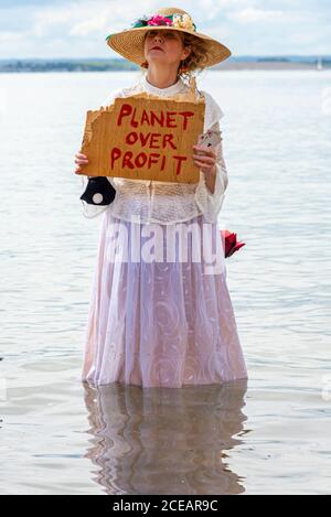 Extinction rébellion mise sur un spectacle intitulé thé dans la mer, pour illustrer la montée du niveau de la mer due au changement climatique et référence au naufrage du Titanic Banque D'Images