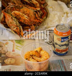 Crabe bleu du Maryland avec assaisonnement Old Bay et crevettes épicées à côté d'une boîte de bière de High Barbary de Fairwinds Brewing Company, Lorton, Virginie, États-Unis. Banque D'Images