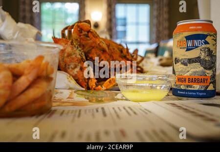 Crabe bleu du Maryland avec assaisonnement Old Bay et crevettes épicées à côté d'une boîte de bière de High Barbary de Fairwinds Brewing Company, Lorton, Virginie, États-Unis. Banque D'Images