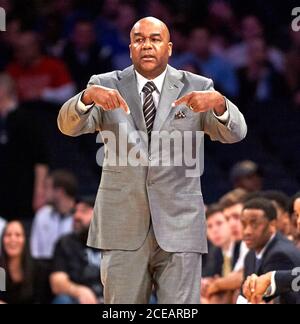 Le 31 août 2020, le légendaire entraîneur de Georgetown John Thompson Jr., qui a mené Georgetown au championnat national de 1984 et à trois fours finaux, est décédé à l'âge de 78 ans. PHOTO DU FICHIER: 8 mars 2017, New York, New York, Etats-Unis: John THOMPSON III, entraîneur-chef de Georgetown, sur la touche lors du premier tour du tournoi Big East au Madison Square Garden à New York. St Johns Red Storm a vaincu le Georgetown Hoyas 74-73. Banque D'Images