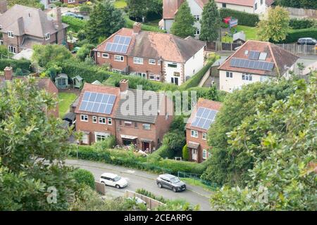 Maisons avec panneaux solaires sur le toit, énergie renouvelable, vert, propriété, maison, résidentiel, Royaume-Uni Banque D'Images