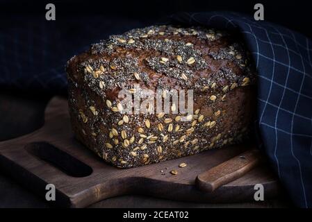 Pain de seigle frais et savoureux avec graines sur bois. Banque D'Images