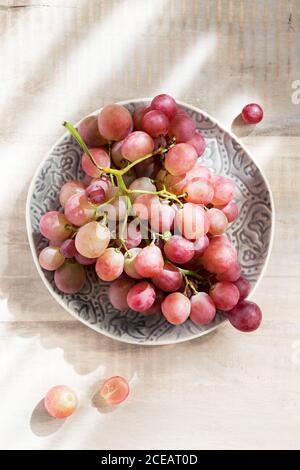 Du haut du bouquet de raisins rouges sur une assiette. Banque D'Images