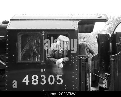 Le conducteur se penchait hors de la cabine de 48395, une locomotive à vapeur Stanier LMS 8F classe 2-8-0 Banque D'Images