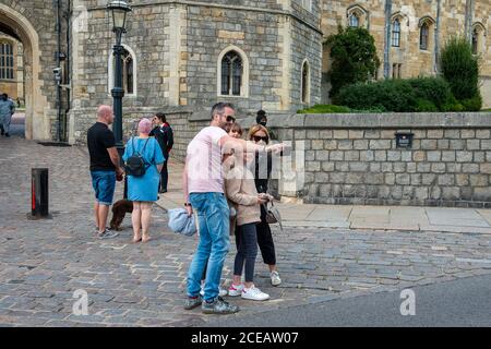 Windsor, Berkshire, Royaume-Uni. 31 août 2020. Un selfie à l'extérieur du château de Windsor. Windsor a été très occupé aujourd'hui avec des touristes et des habitants de la ville à un lundi plus chaud que prévu des vacances du mois d'août. Crédit : Maureen McLean/Alay Banque D'Images