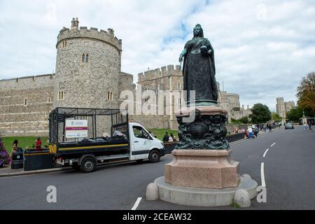 Windsor, Berkshire, Royaume-Uni. 31 août 2020. Les collecteurs de déchets tentaient aujourd'hui de garder Windsor propre. La ville était très animée aujourd'hui avec des touristes et des habitants qui visitaient la ville à un lundi plus chaud que prévu pour les vacances du mois d'août. Crédit : Maureen McLean/Alay Banque D'Images