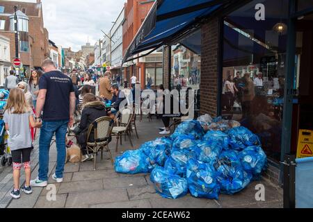 Windsor, Berkshire, Royaume-Uni. 31 août 2020. Des déchets débordements à l'extérieur du café Cerro. Windsor a été très occupé aujourd'hui avec des touristes et des habitants de la ville à un lundi plus chaud que prévu des vacances du mois d'août. Crédit : Maureen McLean/Alay Banque D'Images