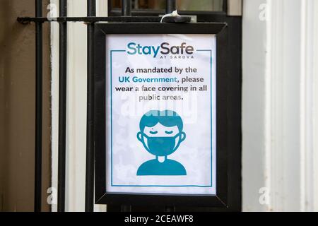 Windsor, Berkshire, Royaume-Uni. 31 août 2020. Un rappel aux clients de l'hôtel de rester en sécurité et de porter leur masque facial comme le gouvernement l'a demandé. Crédit : Maureen McLean/Alay Banque D'Images