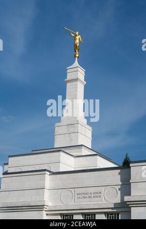 La statue guilde de l'ange Moroni au sommet du clocher du Temple Oaxaca de l'Église de Jésus-Christ des Saints des derniers jours à Oaxaca, au Mexique. Banque D'Images