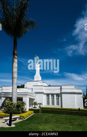 La statue guilde de l'ange Moroni au sommet du clocher du Temple Oaxaca de l'Église de Jésus-Christ des Saints des derniers jours à Oaxaca, au Mexique. Banque D'Images